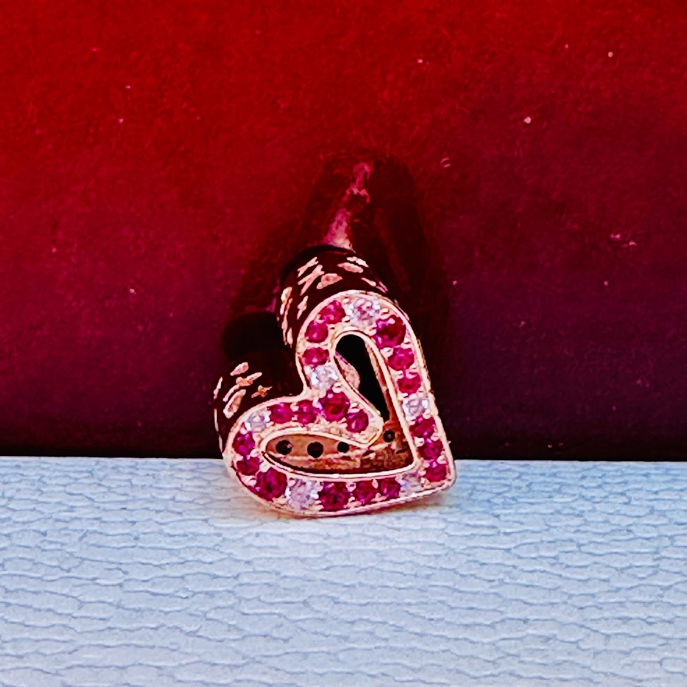 Authentic pandora rose gold charm comes with dust bag 🌺🍄🌺🍄🌺🍄🌺🍄🌺🍄